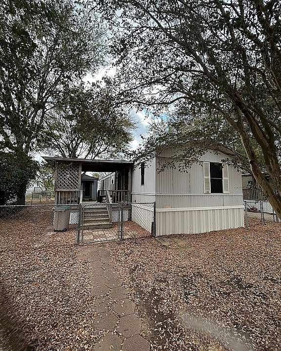 1st image of 120 Oak Crst