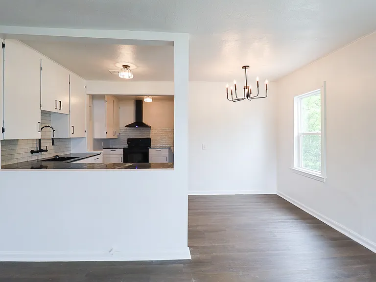 1008 E King Pl — Photo 5