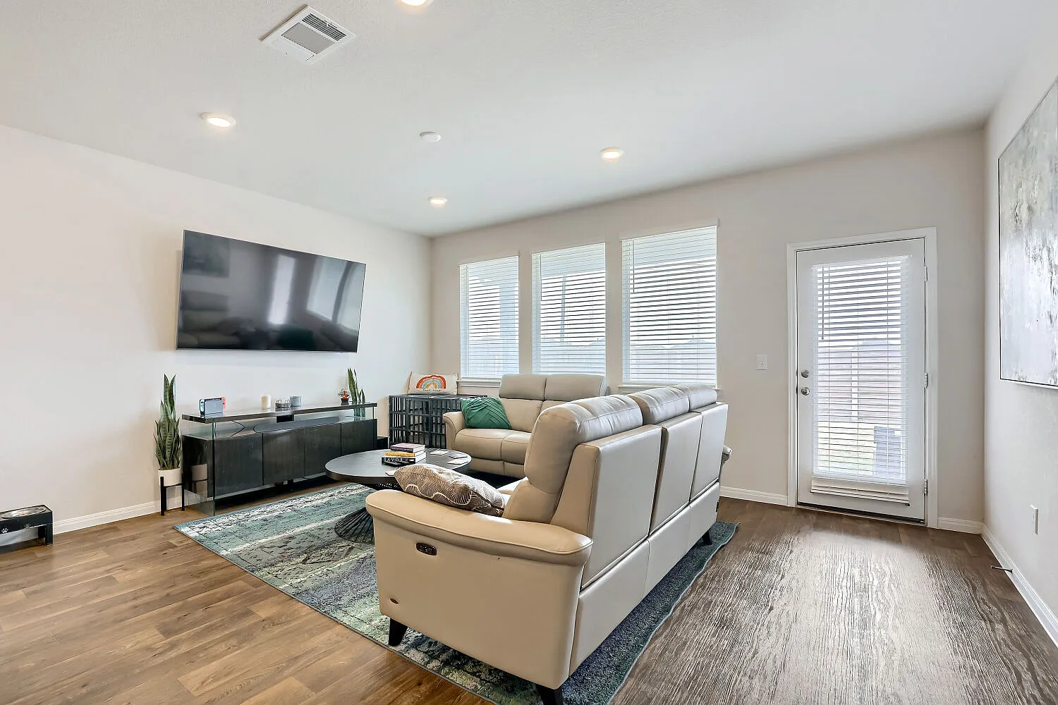 4 bed, 1736 sqft, $2,450 — Photo 3