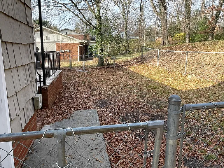 1104 Robin Hood Rd — Photo 13