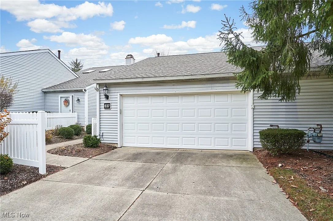 837 Sutton Pl photo 1