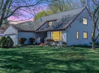 4 Live Oak Ct, Penfield, NY 14526