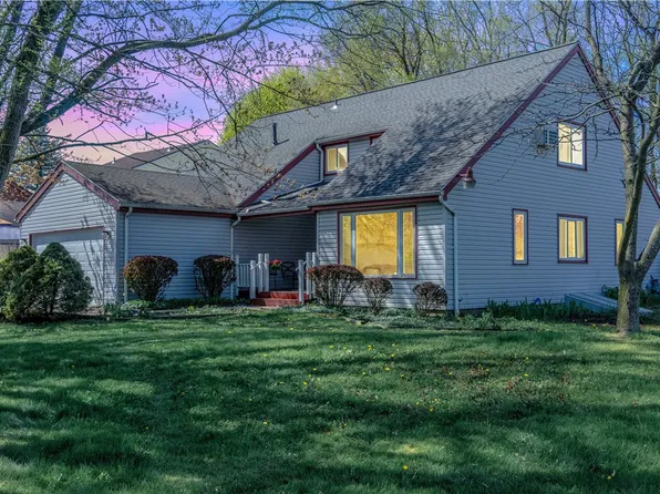 4 Live Oak Ct, Penfield, NY 14526