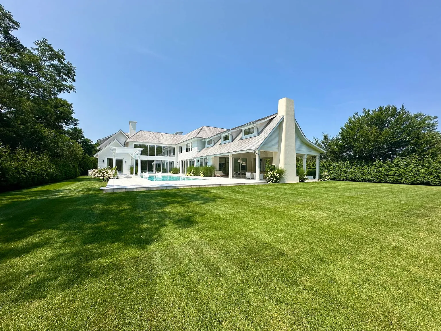 Stunning Water Mill Estate — Photo 2