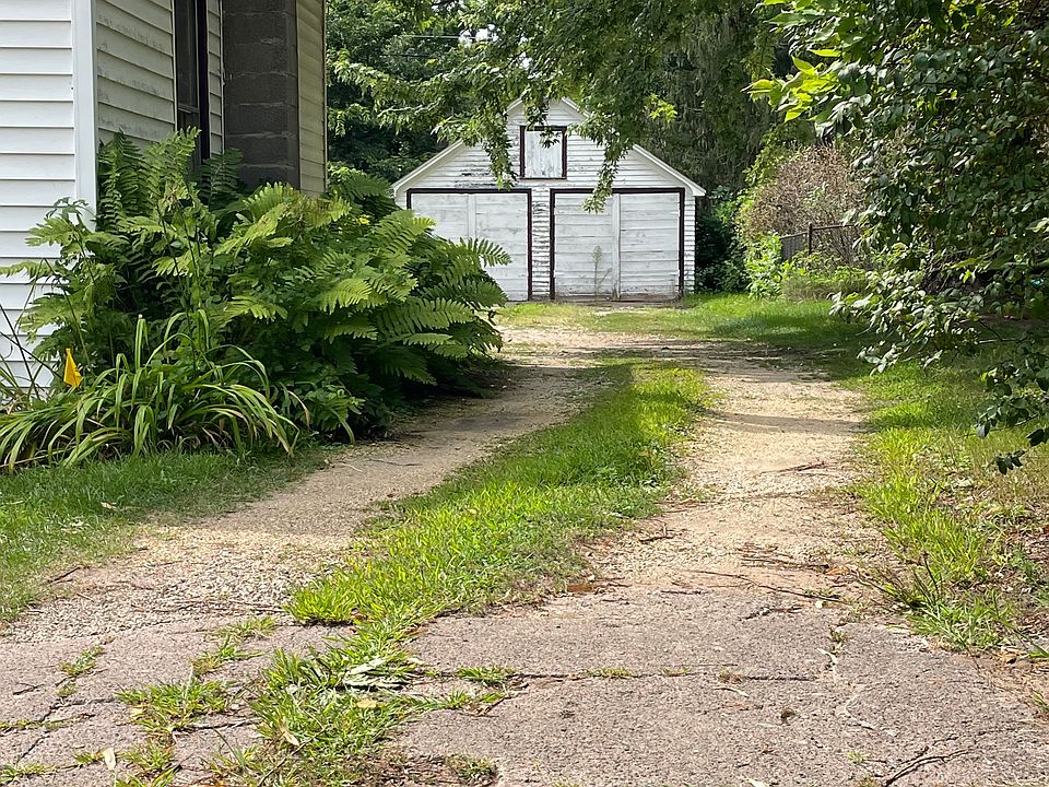 2nd image of 1215 10th St E