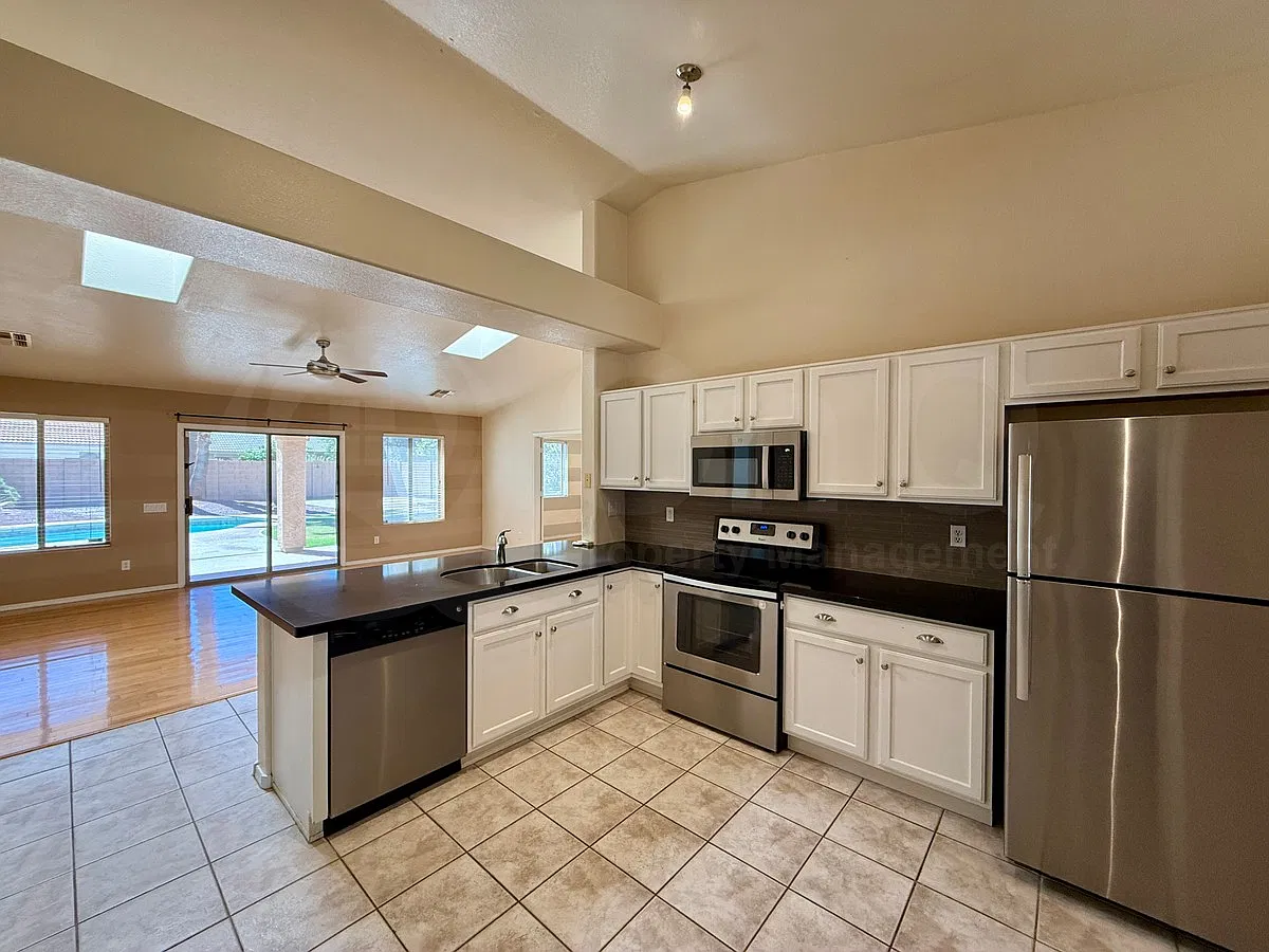 3 bed, 2.0 bath, 1541 sqft, $2,299 — Photo 2