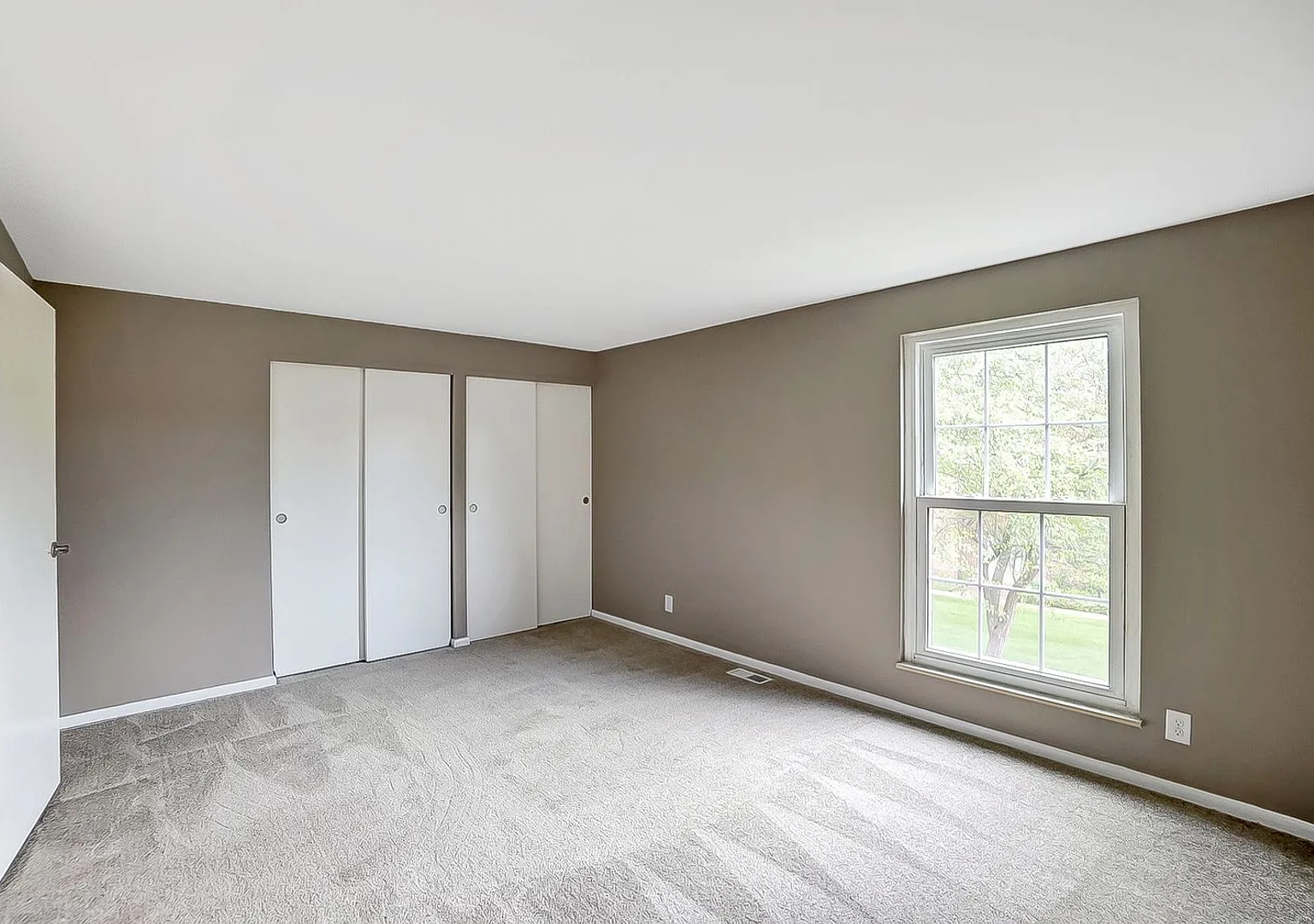 Beautifully remodeled Condo with Covered Parking! — Photo 1