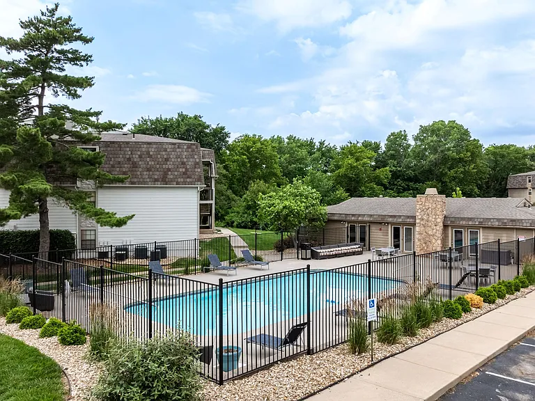 Bristol Pointe Apartments — Photo 12