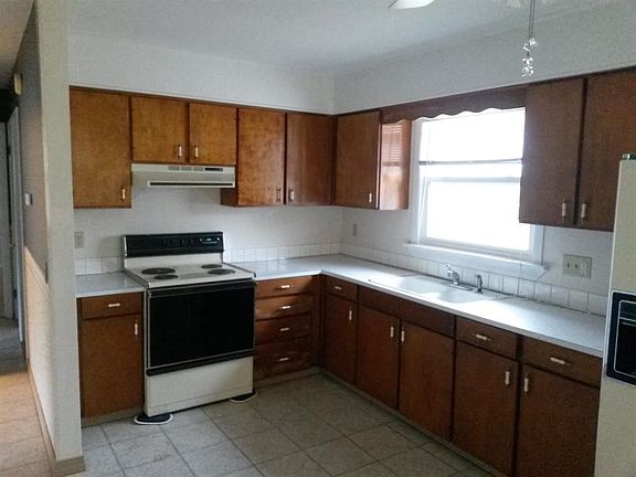 2nd image of 10625-10627 N Oakway Ln