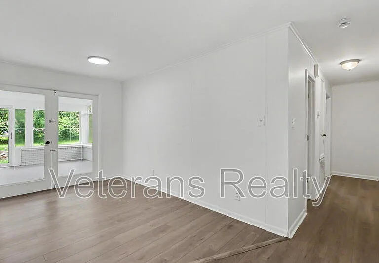 111 Valentine Dr — Photo 5