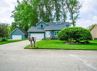 412 Lindenwood Dr, Linden, MI 48451