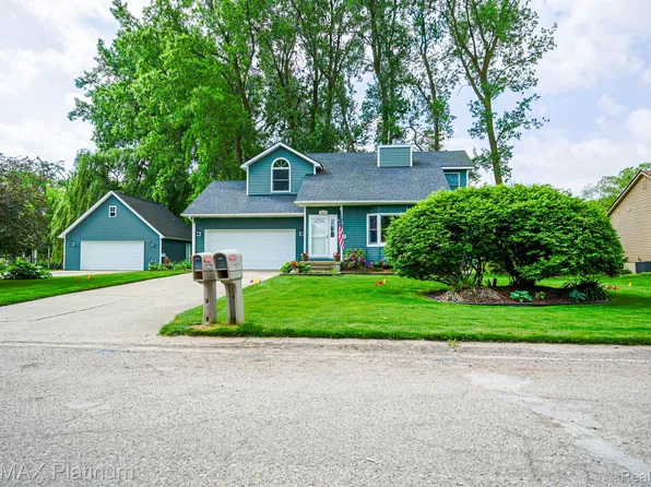 412 Lindenwood Dr, Linden, MI 48451