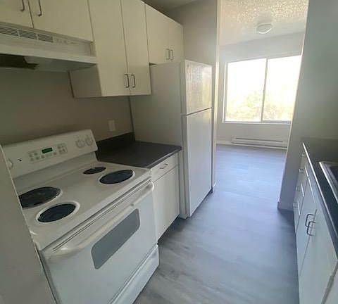3rd image of 1004 S Cloverdale St #D98e5g6dr