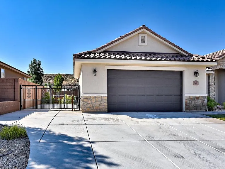262 E Munich Dr — Photo 2