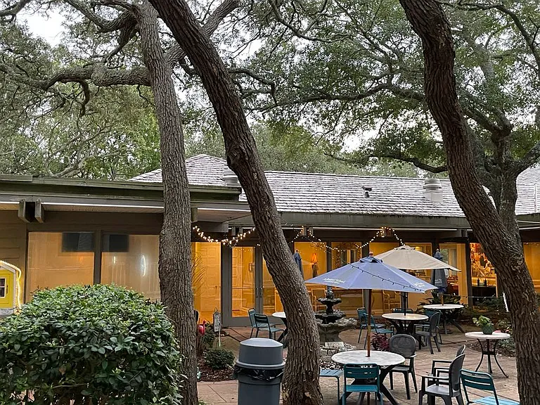 Restaurant on Onsite with indoor and outdoor dining