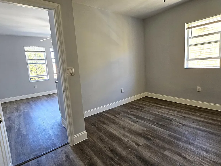 1142 SW 4th St #15 — Photo 12