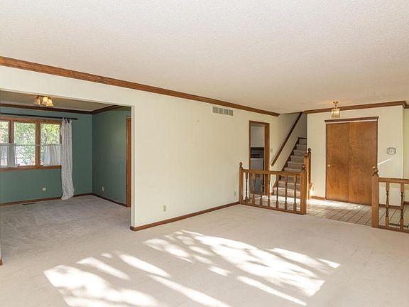 3rd image of 120 Lexington Dr