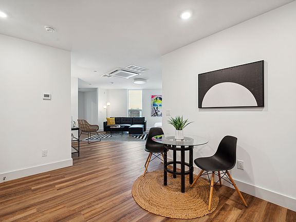 5th image of 3029 W Glenwood Ave #401
