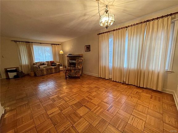 5th image of 104 Carlton Dr