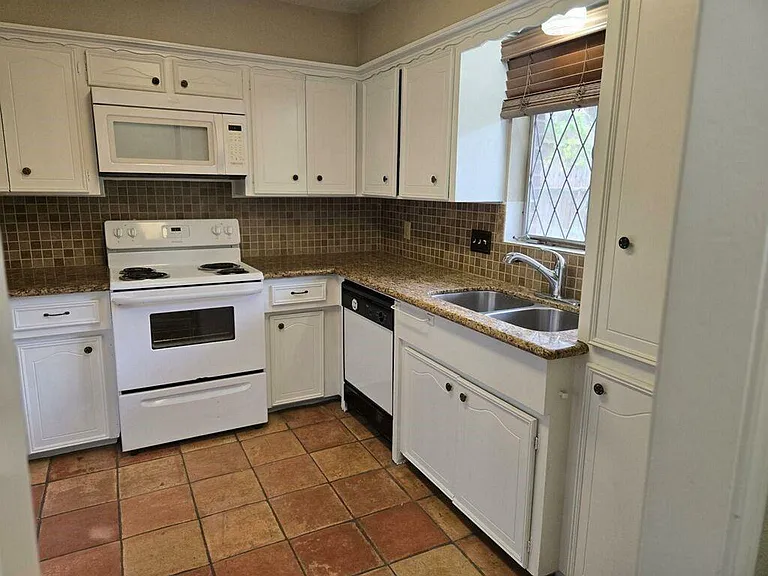 1779 Saxony Ln — Photo 9