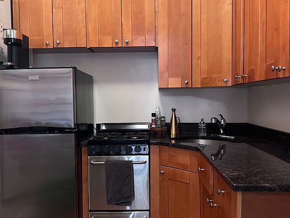5th image of 140 Henry St #5