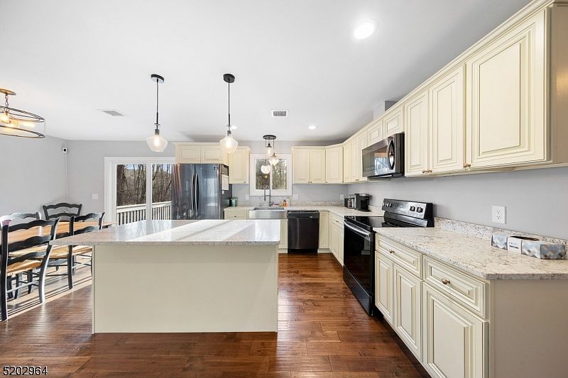 1st image of 5 Birchwood Dr