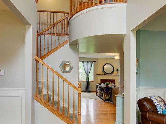 3rd image of 827 Richards Dr