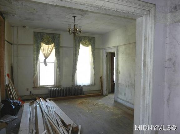 4th image of 410 W Main St