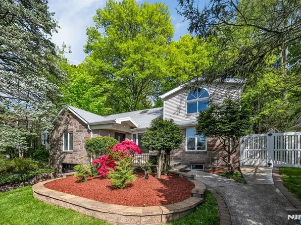 247 Glenwood Ave, Leonia, NJ 07605
