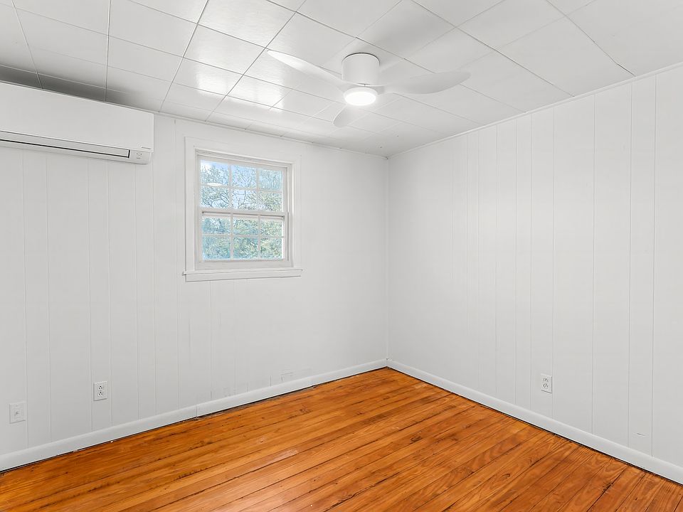bedroom 2. new ceiling fans and mini split hvac