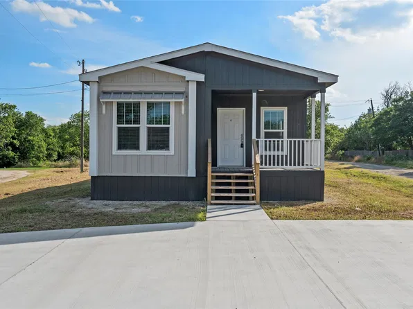 202 N 6th St W, Mount Calm, TX 76673