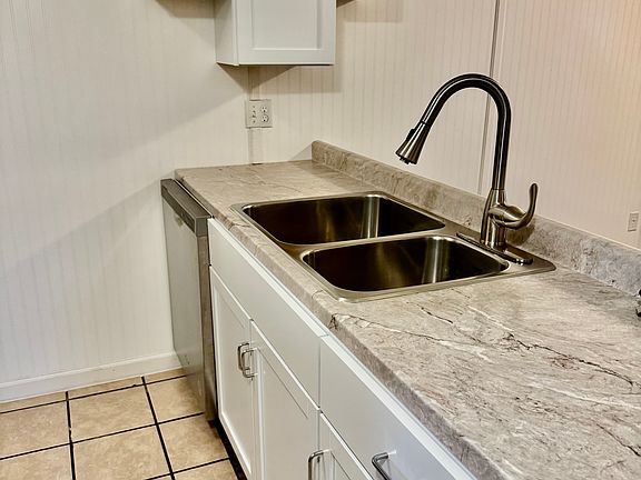 4th image of 826 Comanche Dr