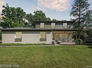 21811 Canterbury Ave, Grosse Ile, MI 48138