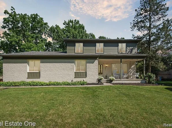 21811 Canterbury Ave, Grosse Ile, MI 48138