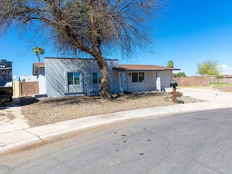 1025 N Menze St — Photo 7