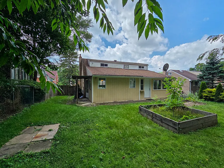 151 Mahoning Dr — Photo 43