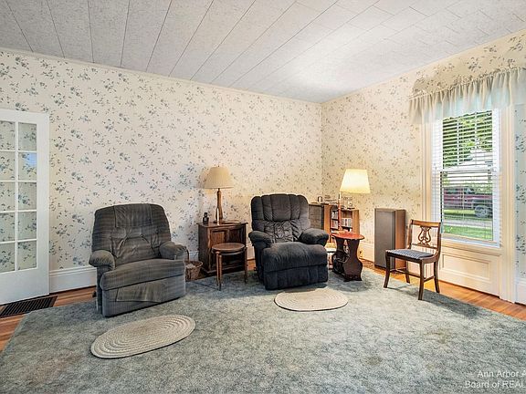 5th image of 824 Church St