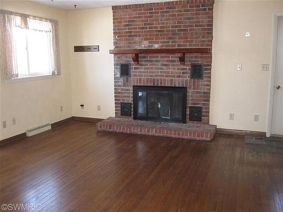 3rd image of 184 Eisenhower Dr