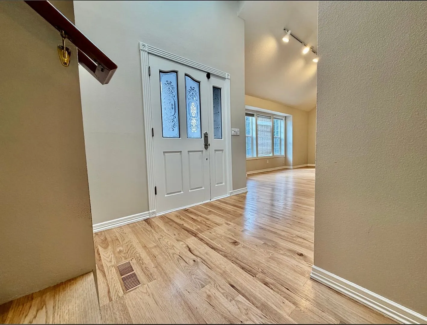 Beautiful Updated 3 Bedroom Home Located on a Large Lot in a Cul-de-sac Close to Meridian Park Ho... — Photo 3