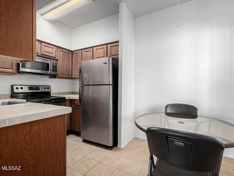 1810 E Blacklidge Dr #123 — Photo 8
