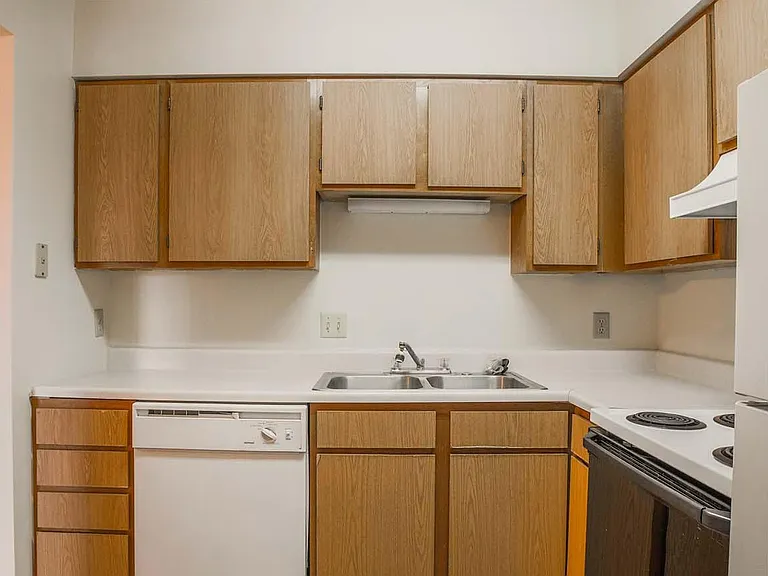 Port Crossing Apartments — Photo 79