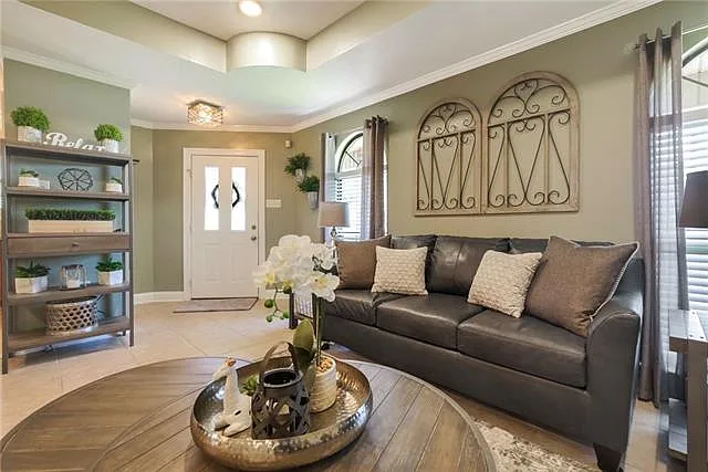 3 bed, 2.0 bath, 1579 sqft, $5,888 — Photo 3