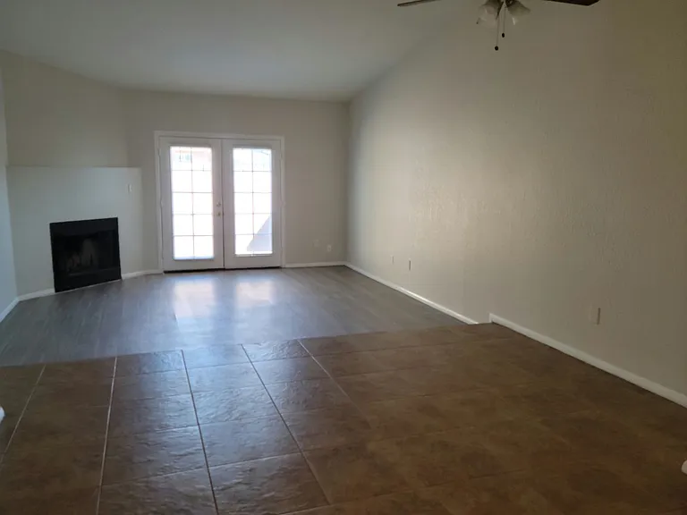 2426 W Earll Dr — Photo 3