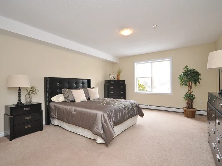 76 Fairfax Dr — Photo 8