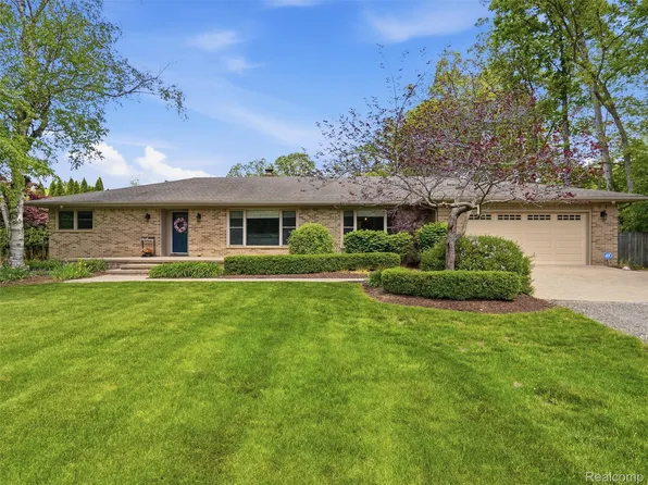 10839 Nine Mile Rd, Whitmore Lake, MI 48189