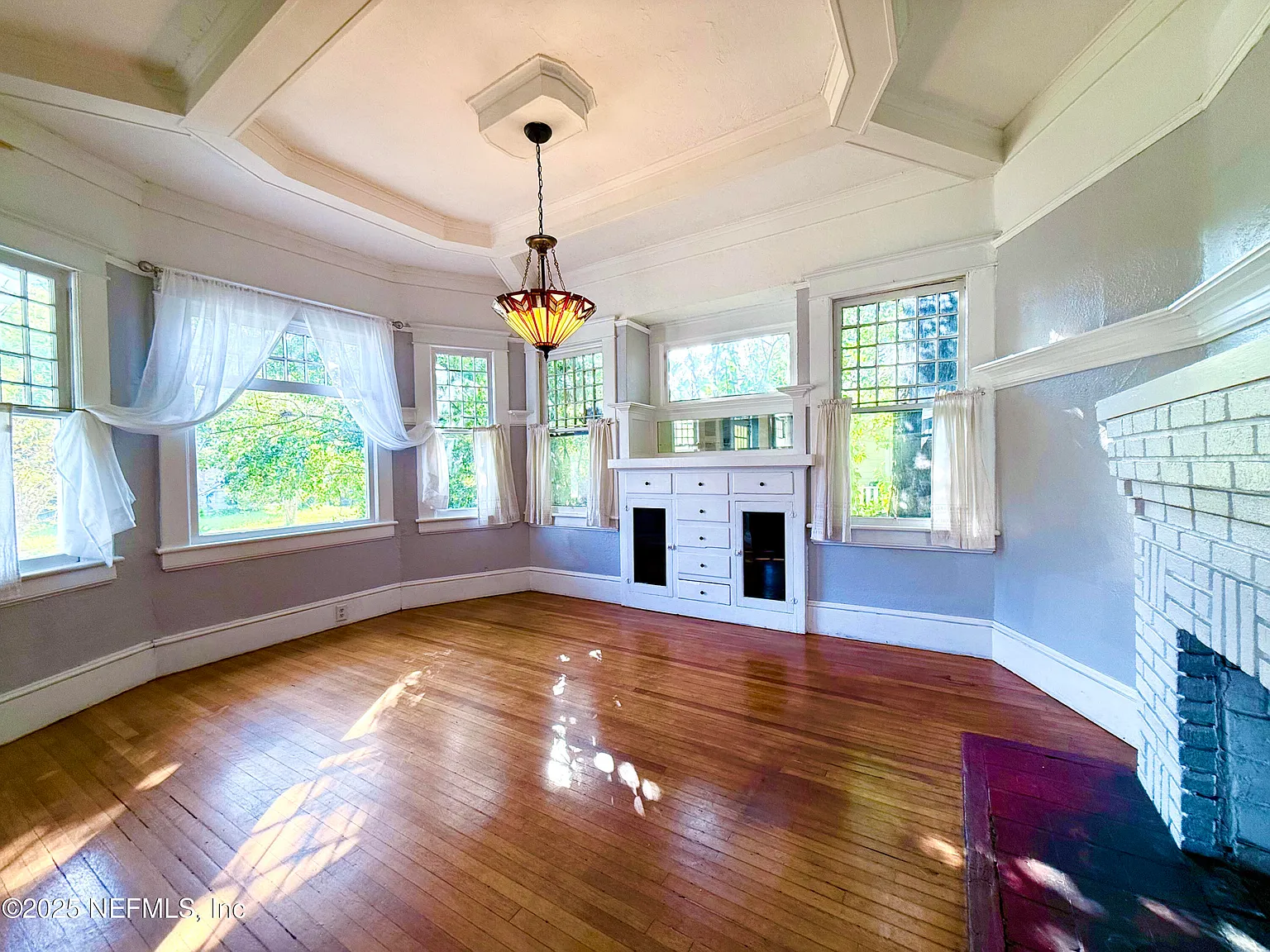 3 bed, 2.0 bath, 1573 sqft, $2,400 — Photo 4