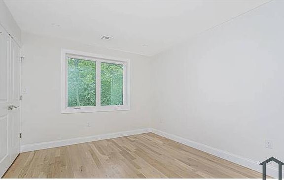 5th image of 674 Arden Ave