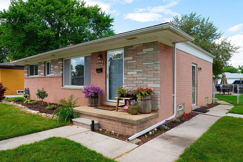 11931 Harold St photo 1