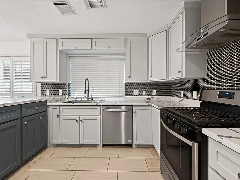 4019 Saint Michaels Ct — Photo 16