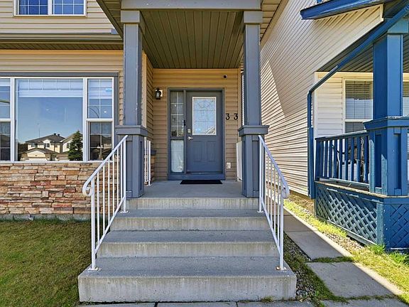 2nd image of 33 N Saddlecrest Close NE
